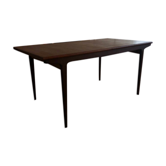 Extendable teak table