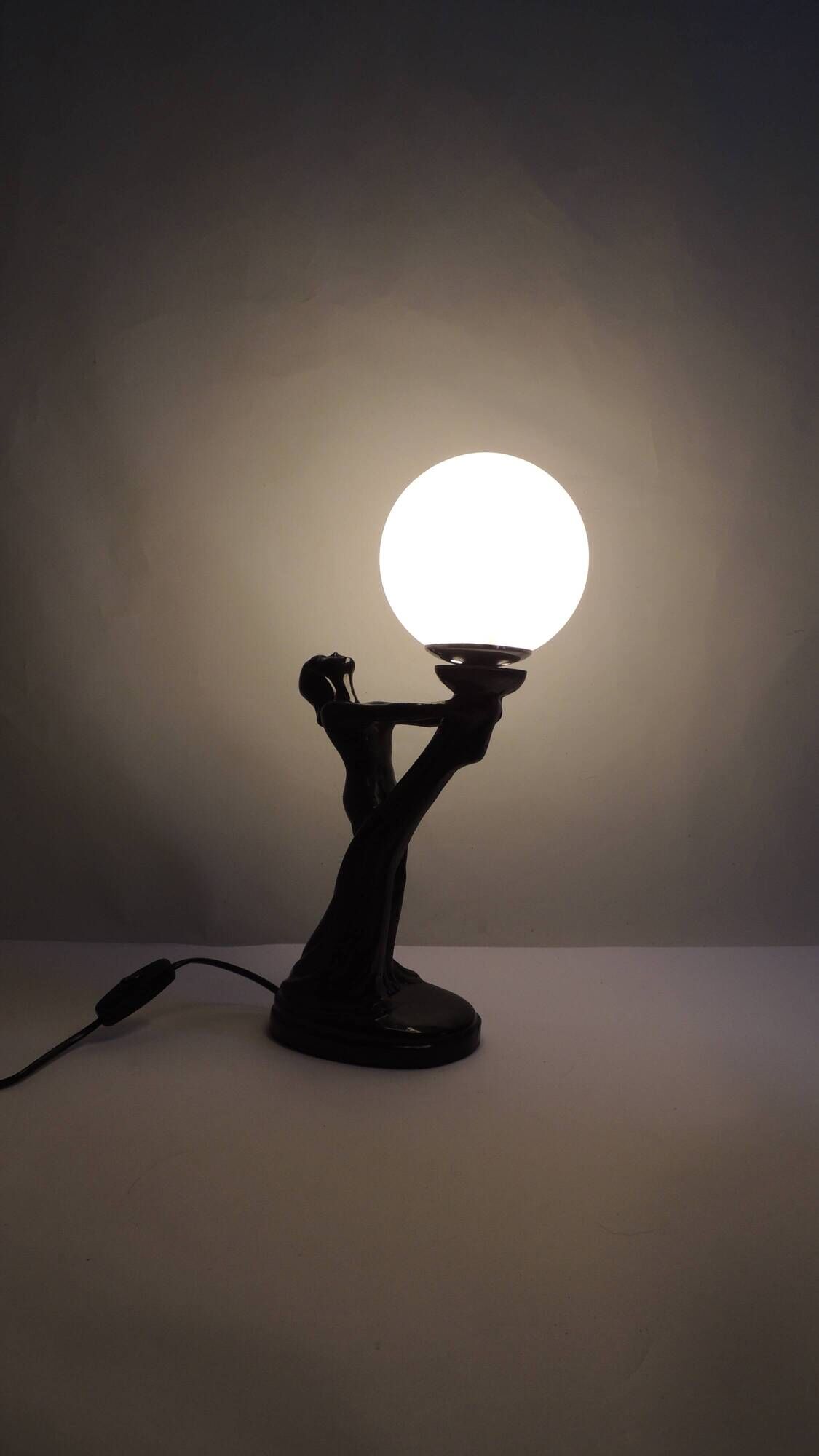 Art Deco lamp woman holding a luminous globe – Vintage resin lamp – L