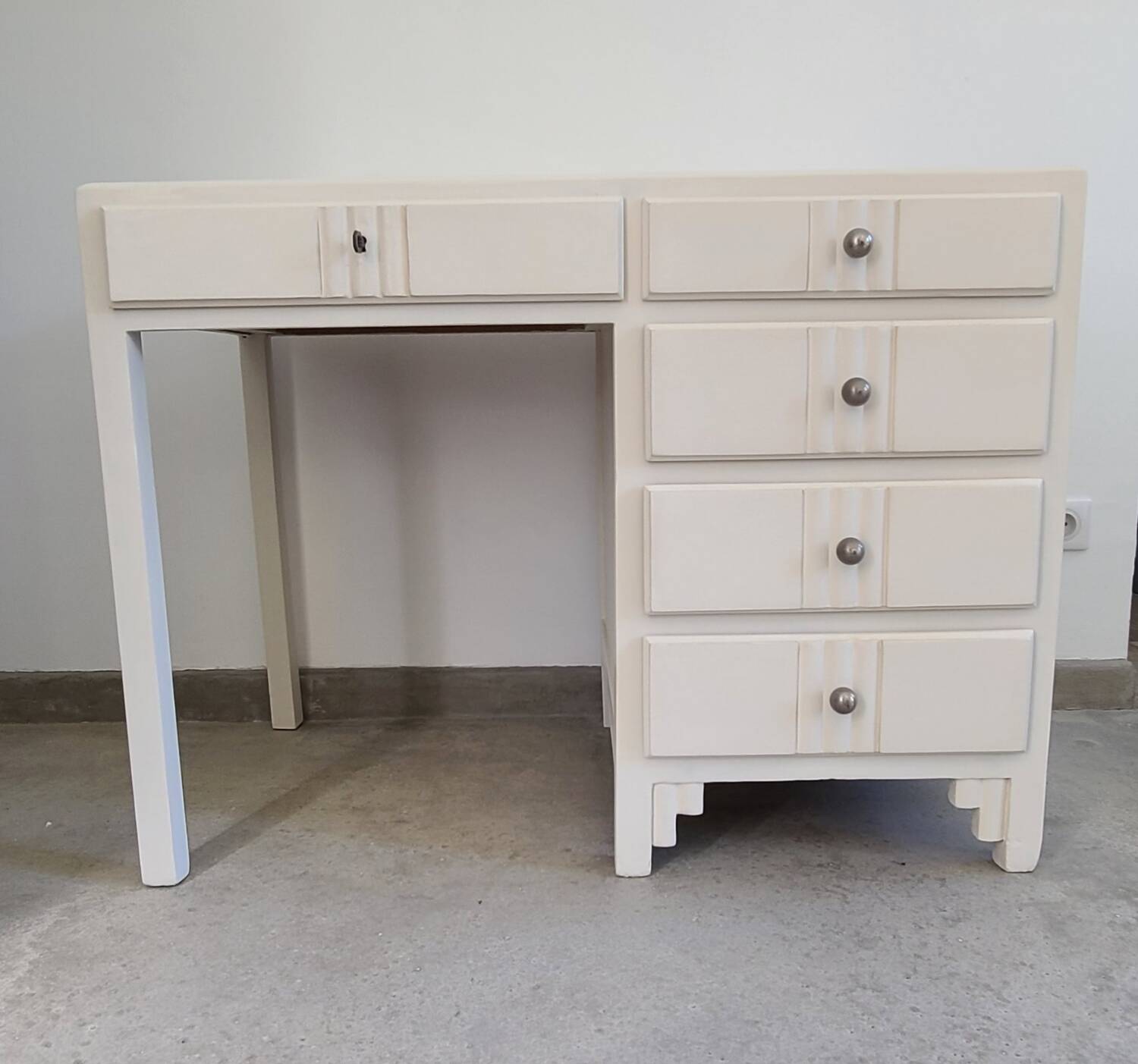 Bureau ancien Art Déco blanc bois massif boutons boules métal vintage