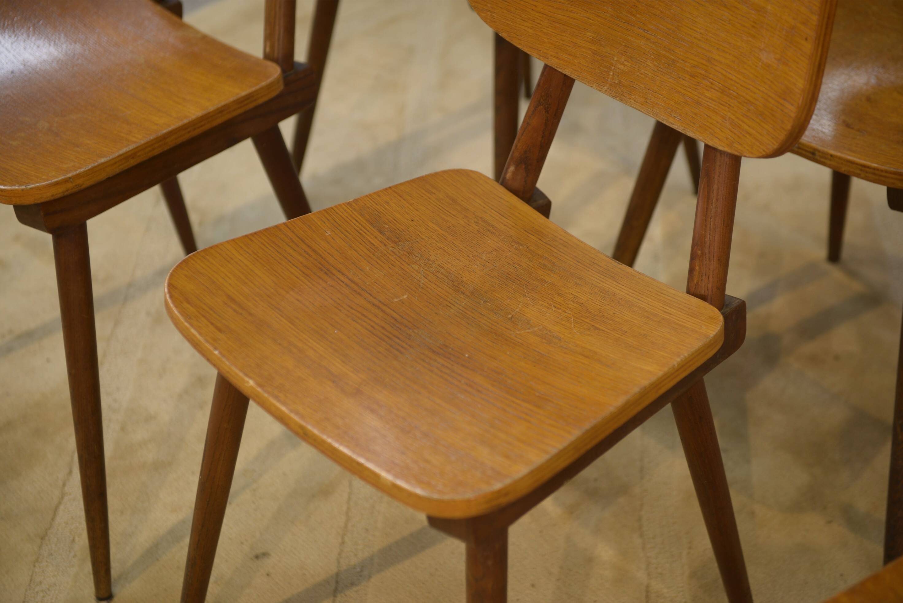 Set of 6 oak chairs from the 1960s.
