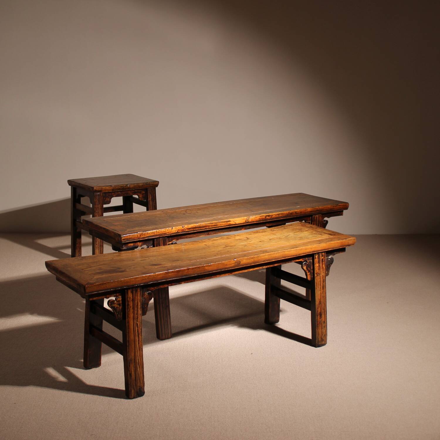 Ensemble de banc, tabouret et table basse 'Wabi Sabi' primitif en chêne massif.