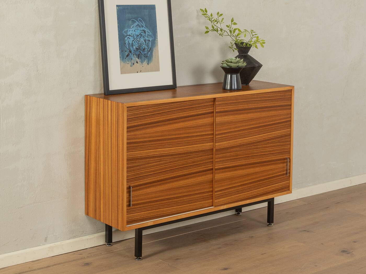 Classic chest of drawers from the 1950s with a wonderful veneer pattern