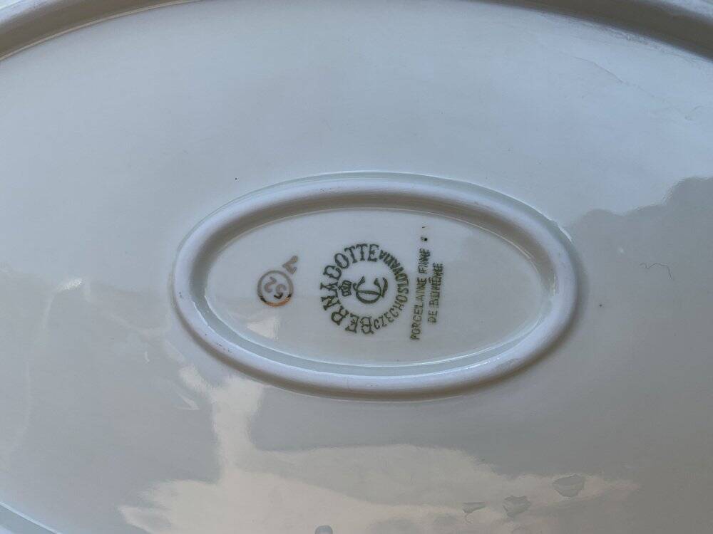 Grand plat de service en porcelaine jaune Bernadotte années 1960, bord doré et relief