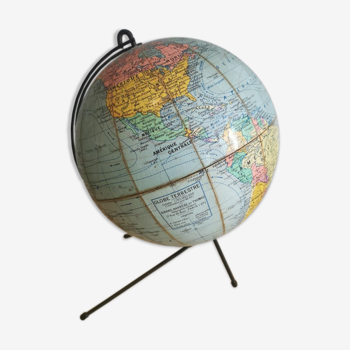 Globe terrestre vintage sur pieds