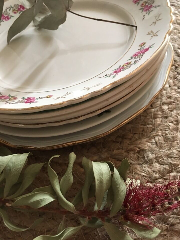 Red and green old flat plates