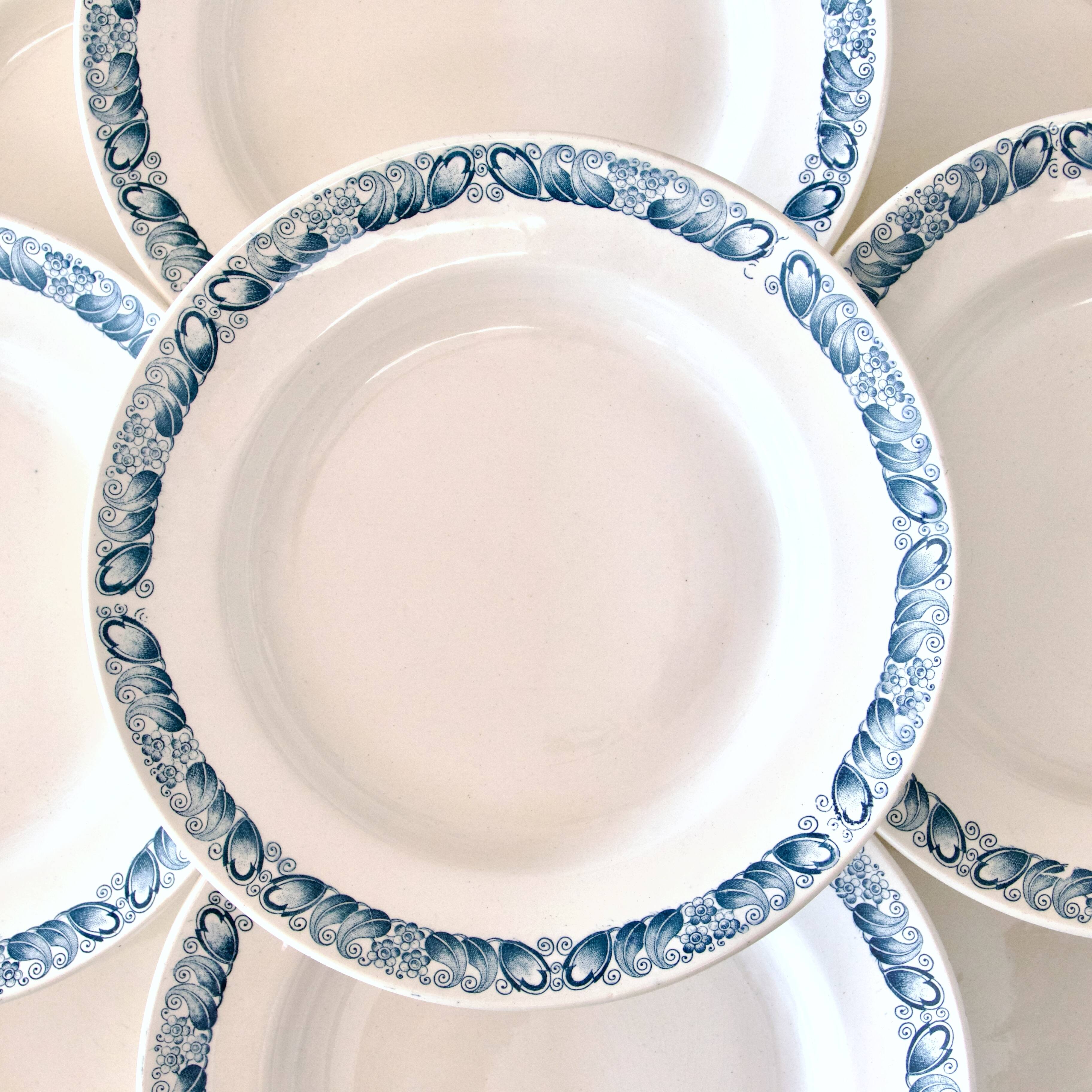 9 assiettes anciennes Longchamp terre de fer bleue "Marcel"