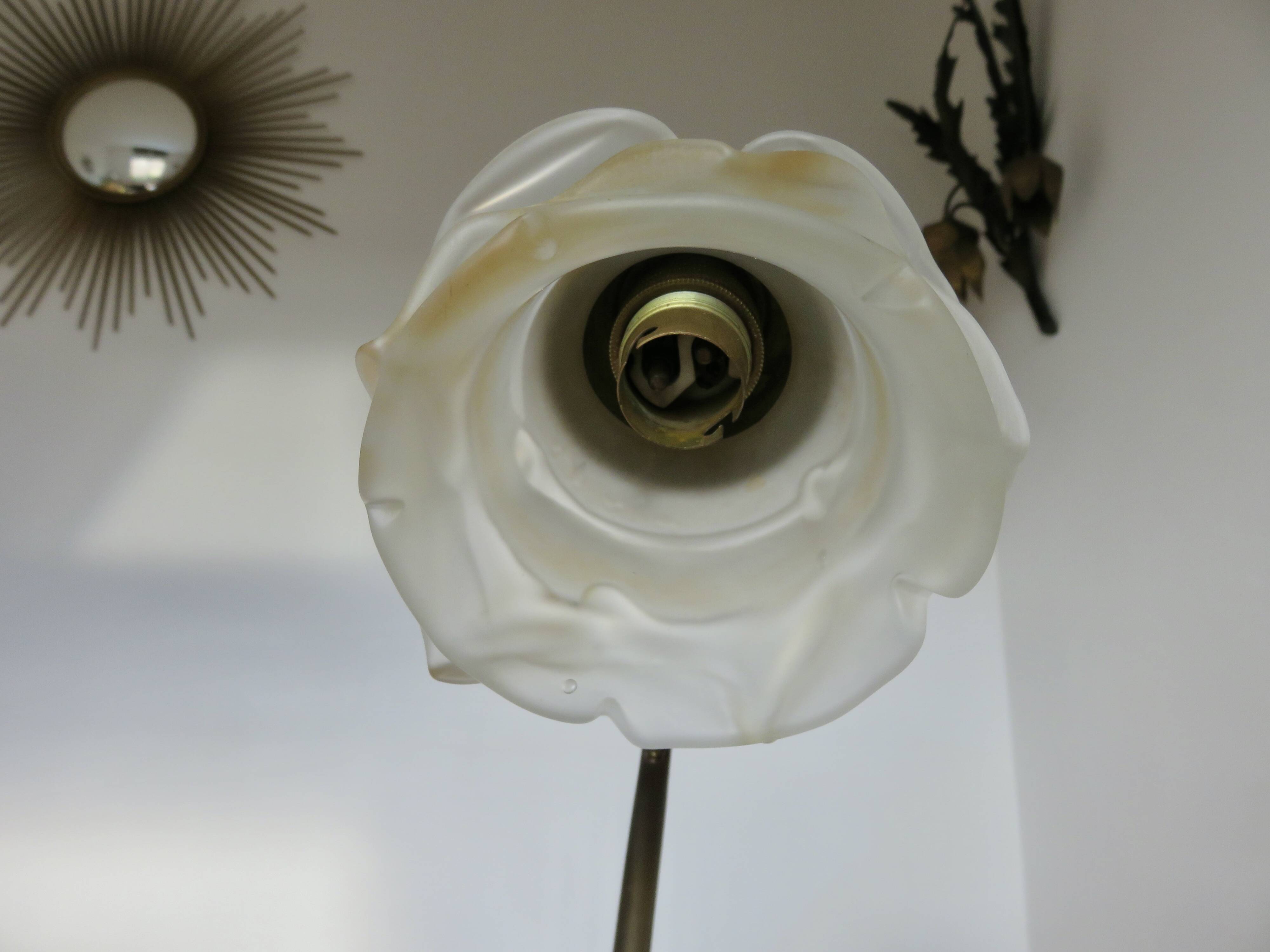 Art Nouveau lamp in brass and frosted glass