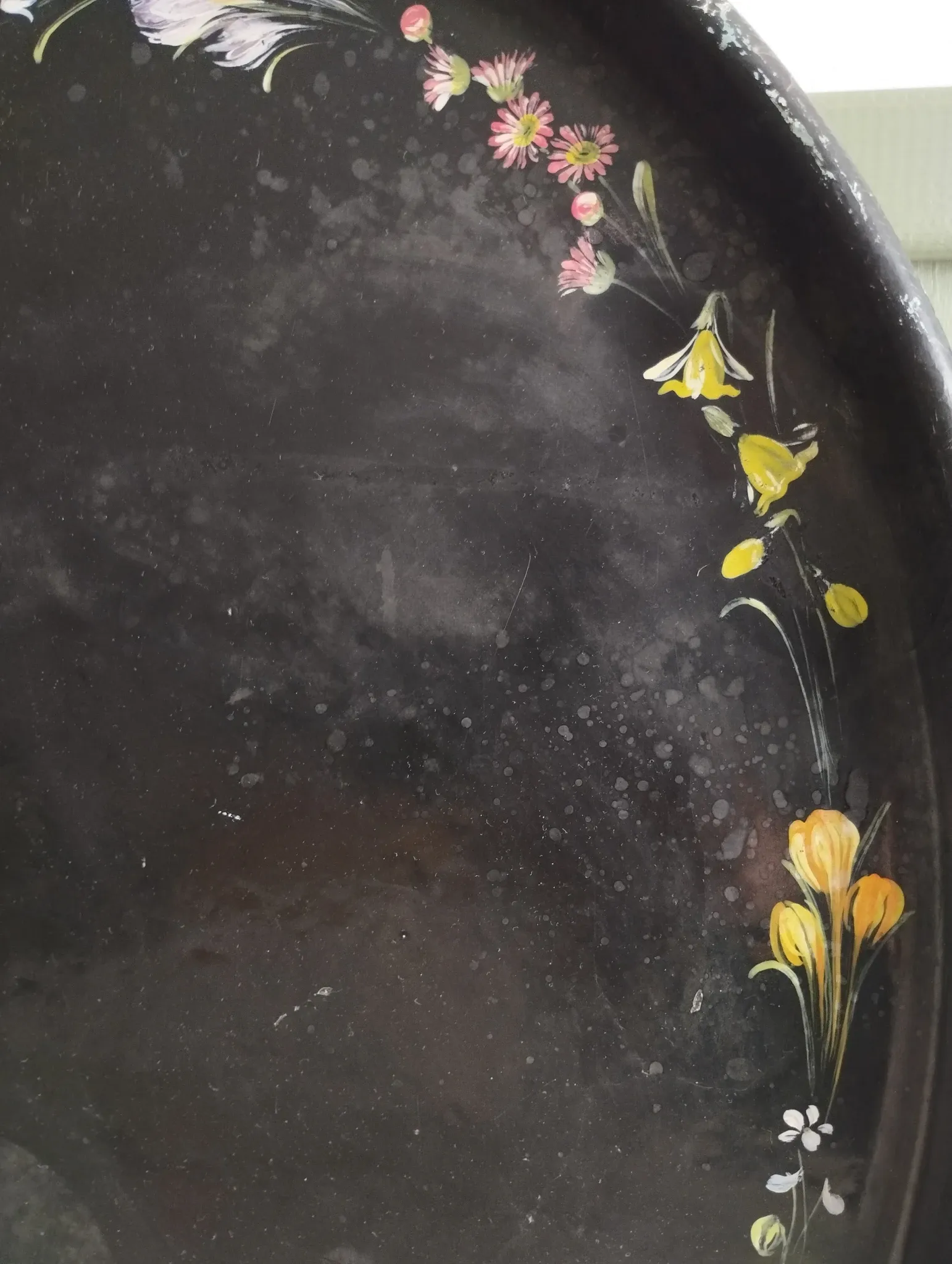 Old large English plate made of papier-mâché.