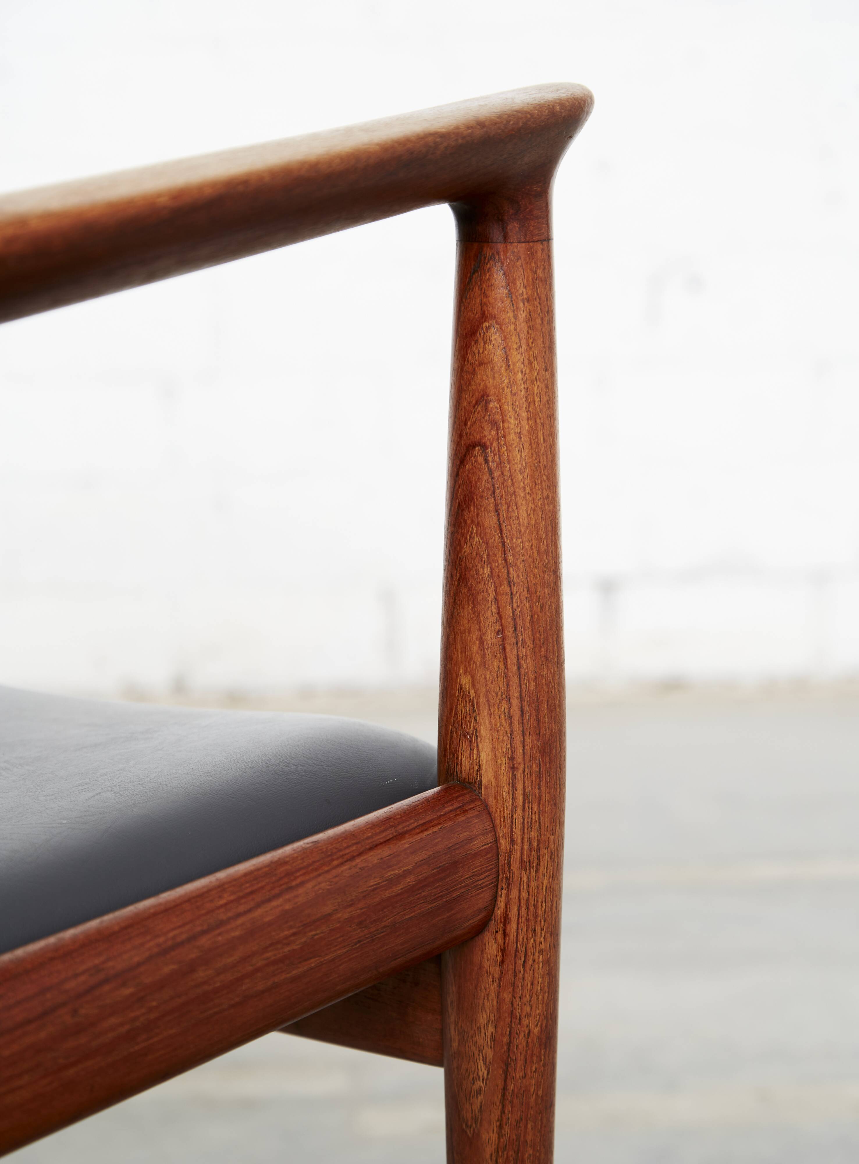 Hans Wegner JH-513 armchair for Johannes Hansen