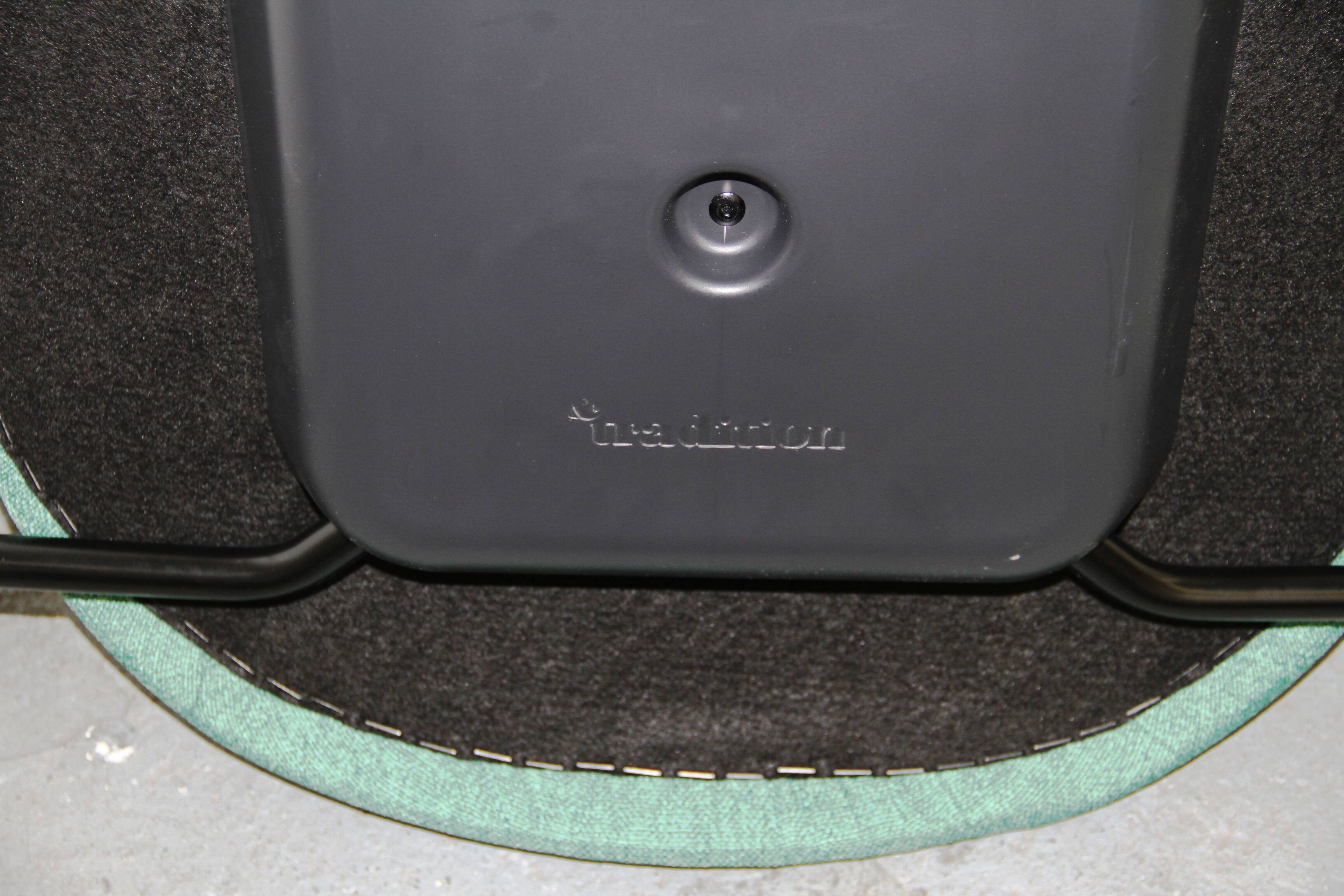 Pavilion AV4 chair, & Tradition