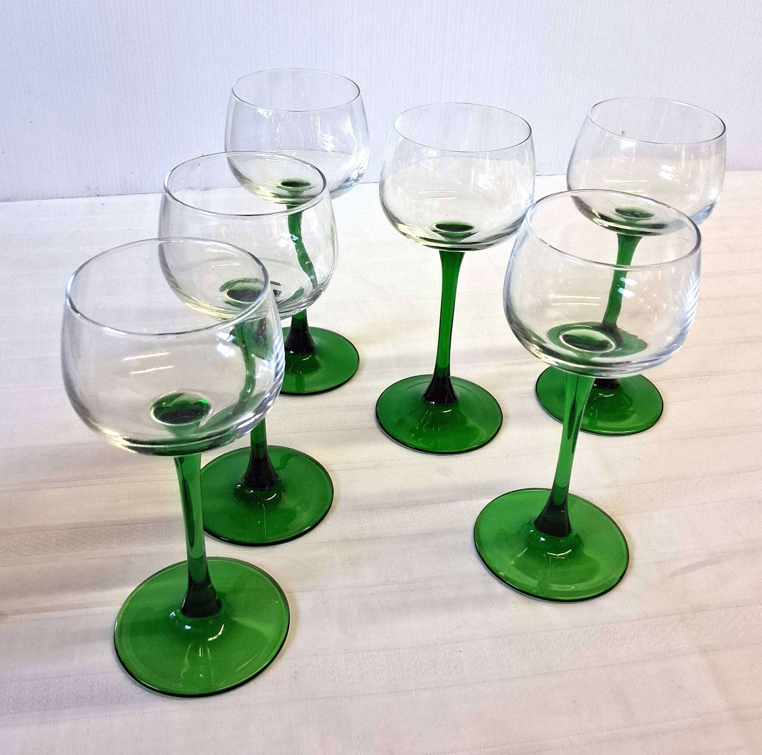 6 Alsatian wine glasses with green stems and fine rims in very good condition.