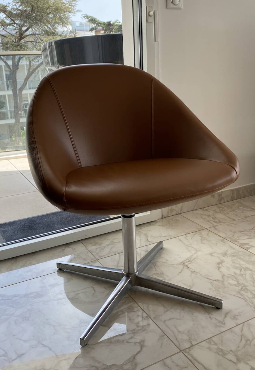 Set of 8 Italian design swivel chairs in cognac leather.