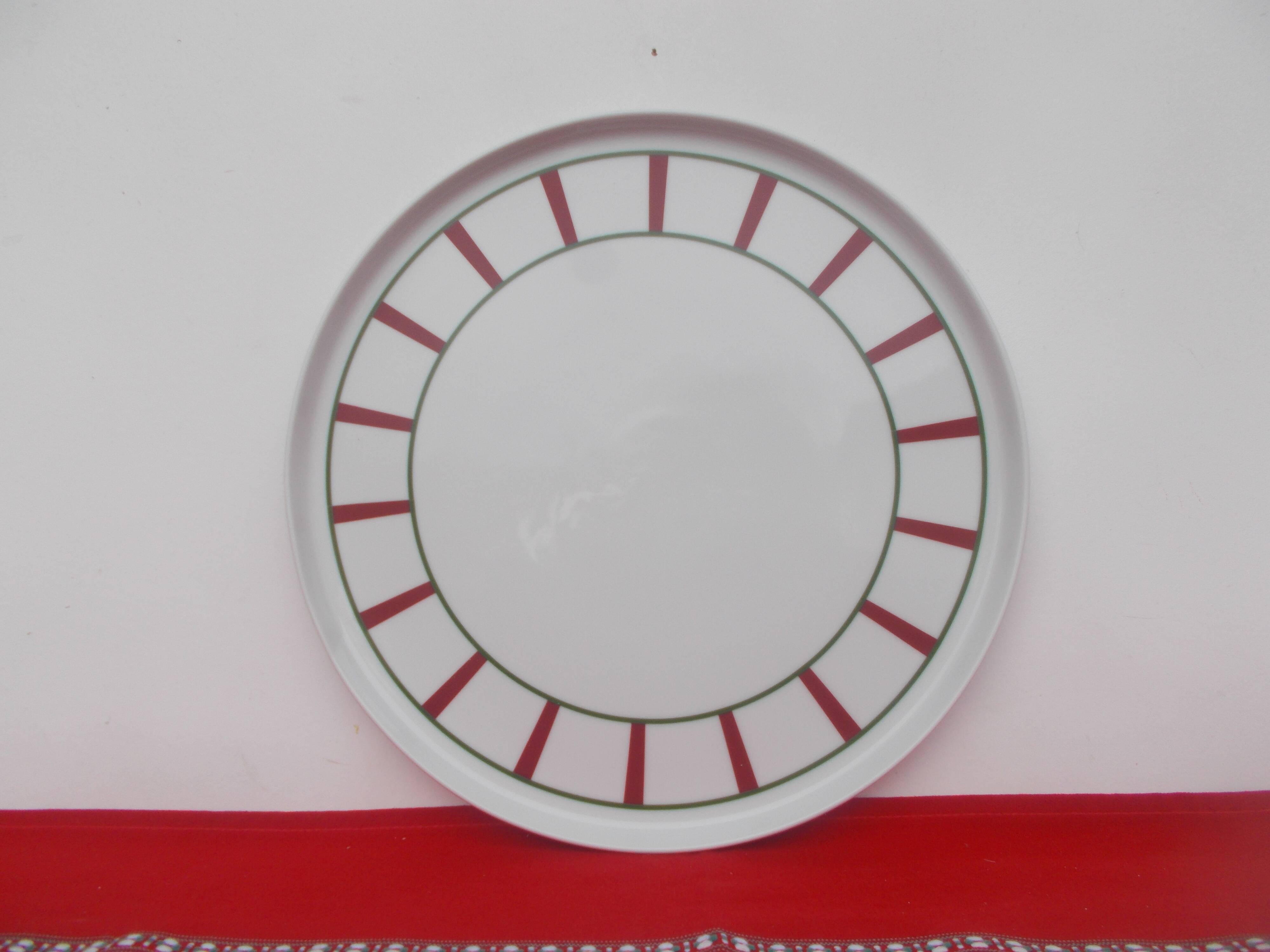 Round Basque dish green and red porcelain