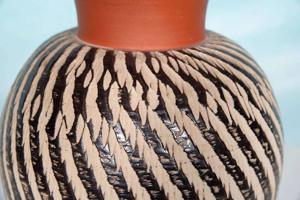 Vintage minimalist ceramic vase Wekara sgraffito