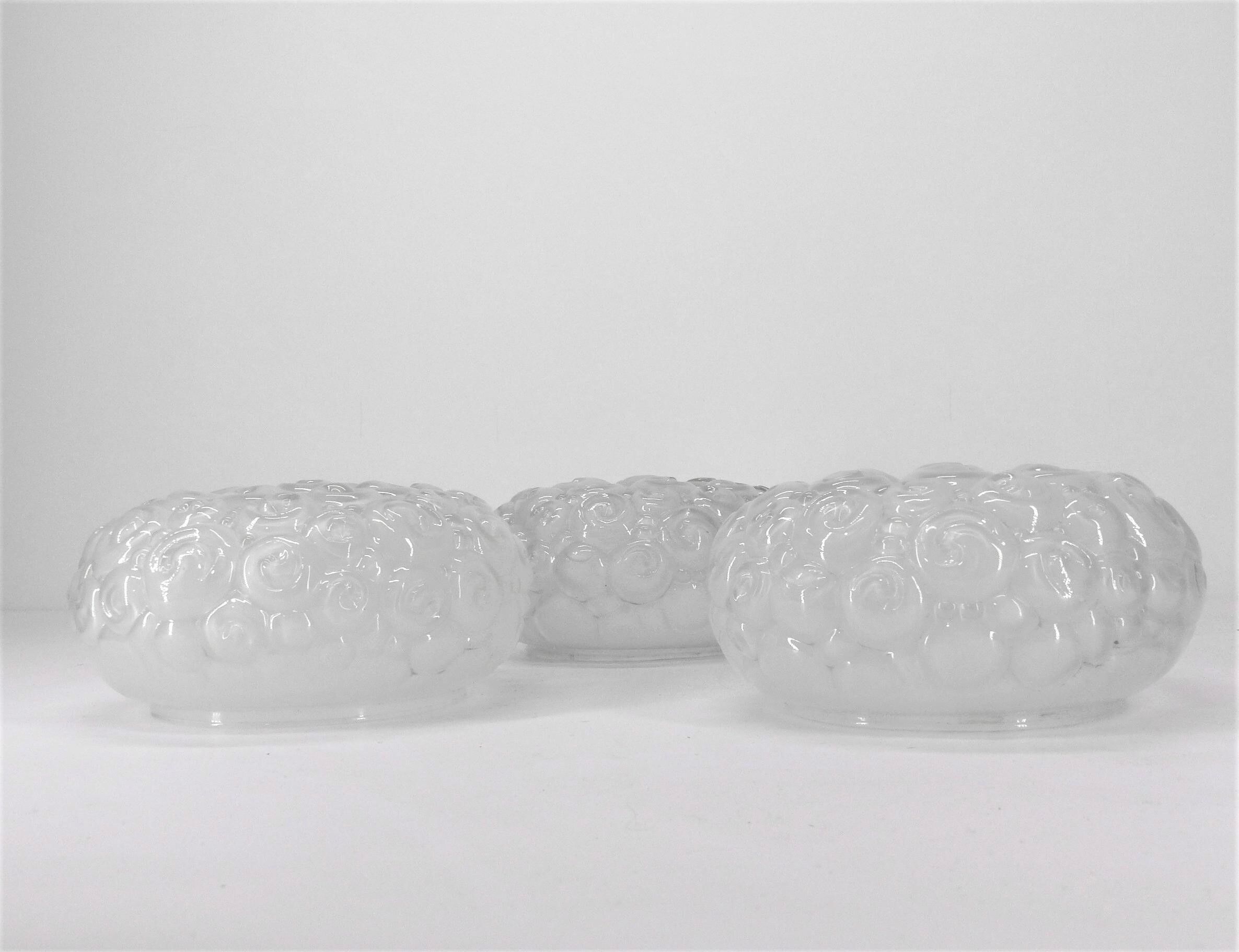 3 plafonniers en verres blancs pressés moulés motifs escargots