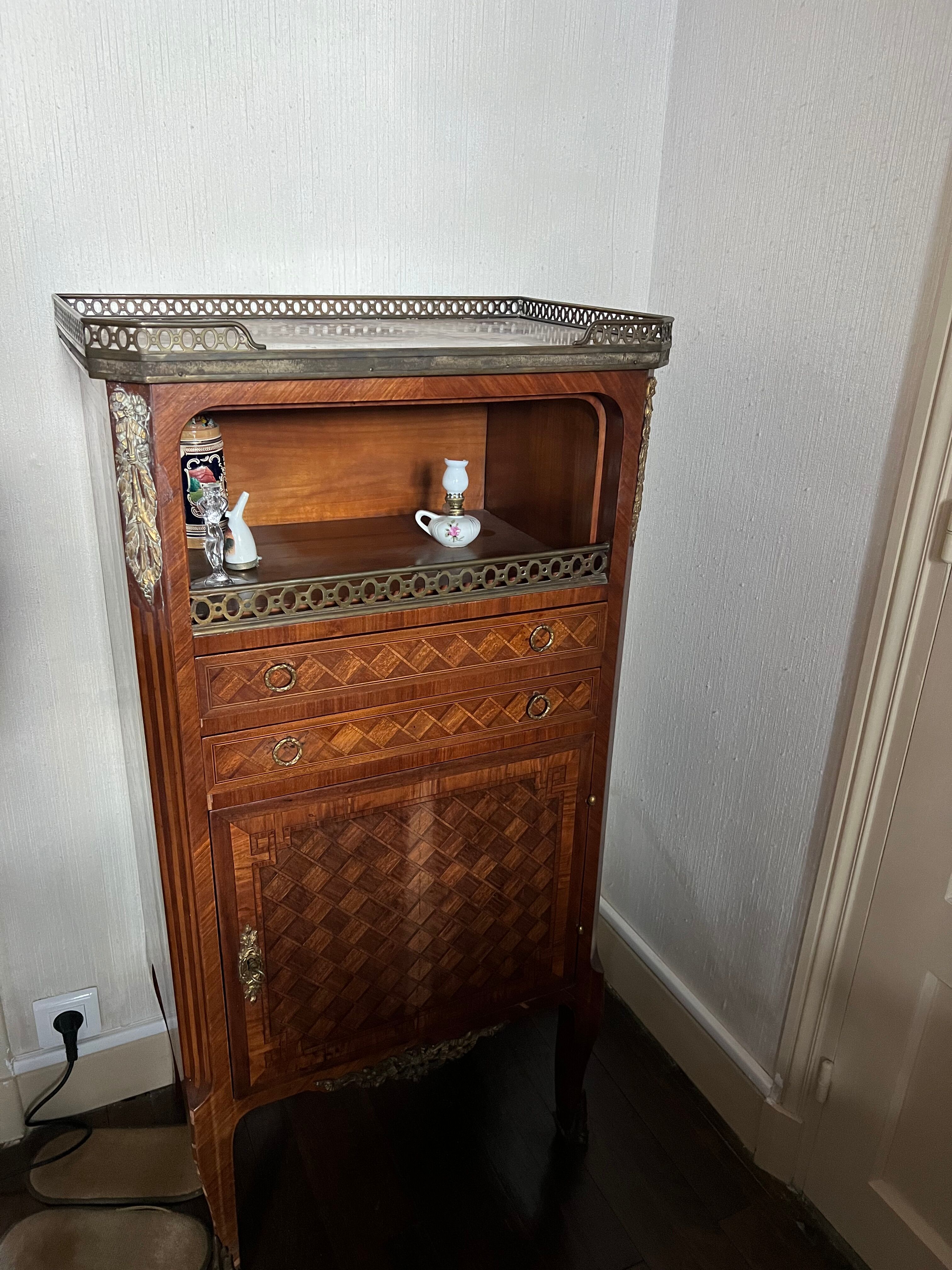 Chest of drawers in marquetry and bronze