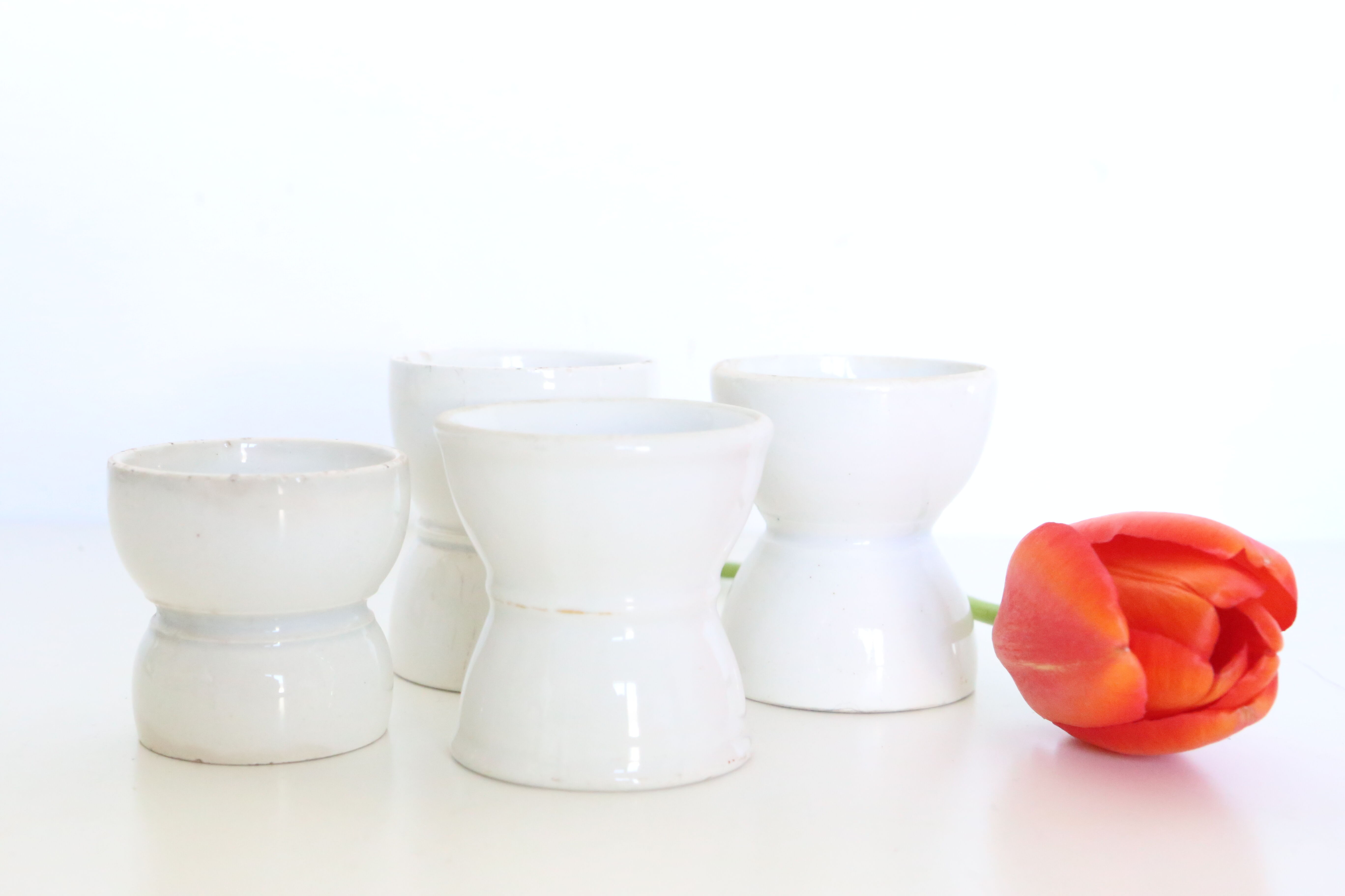 Lot de 4 coquetiers en céramique blanche, vintage