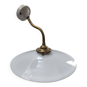 Applique Art Déco en opaline lisse blanche col de cygne en laiton et porcelaine