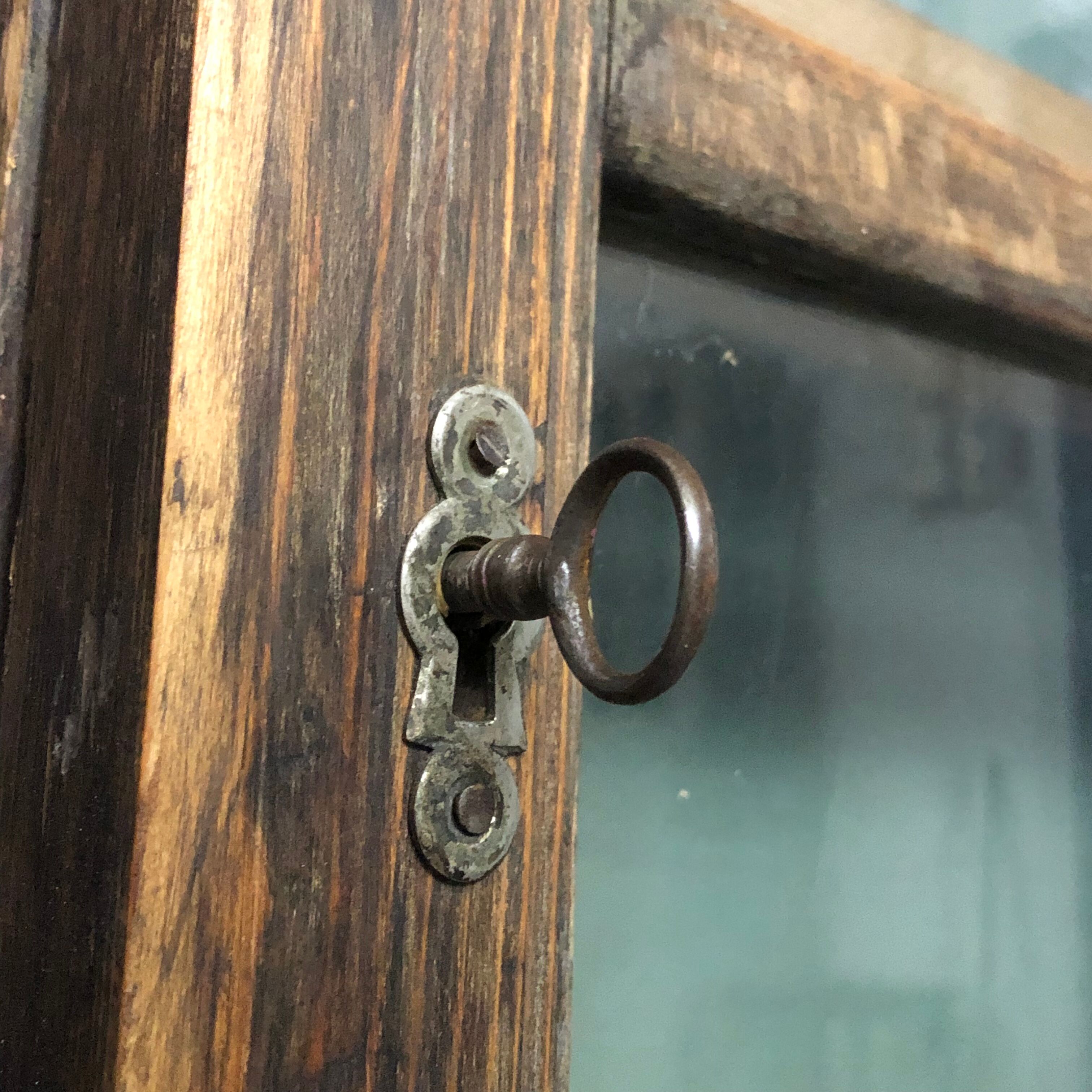 Ancienne vitrine de commerce en bois