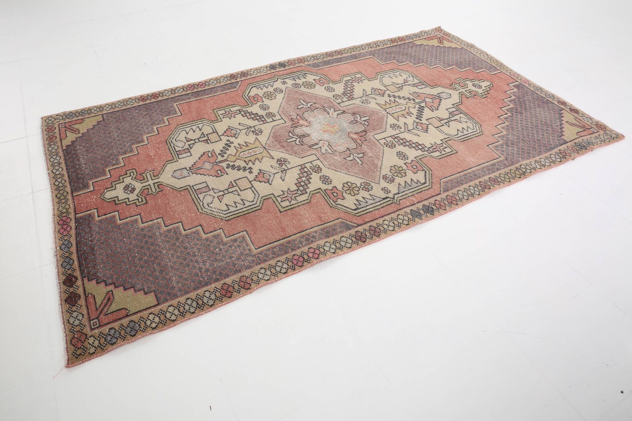 5x8 Vintage Faded Pink Persian Vintage Rug, 137x247Cm