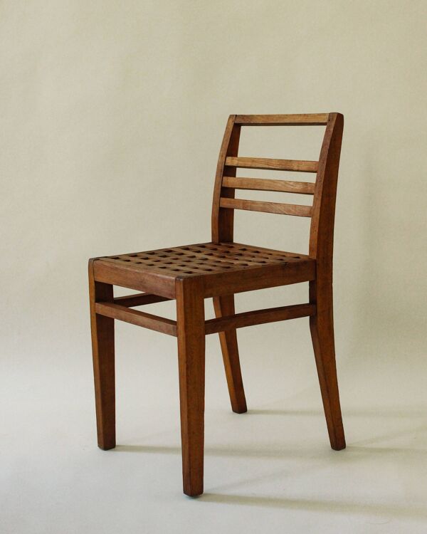3 chaises modèle 103 avec assises en caillebotis de René Gabriel
