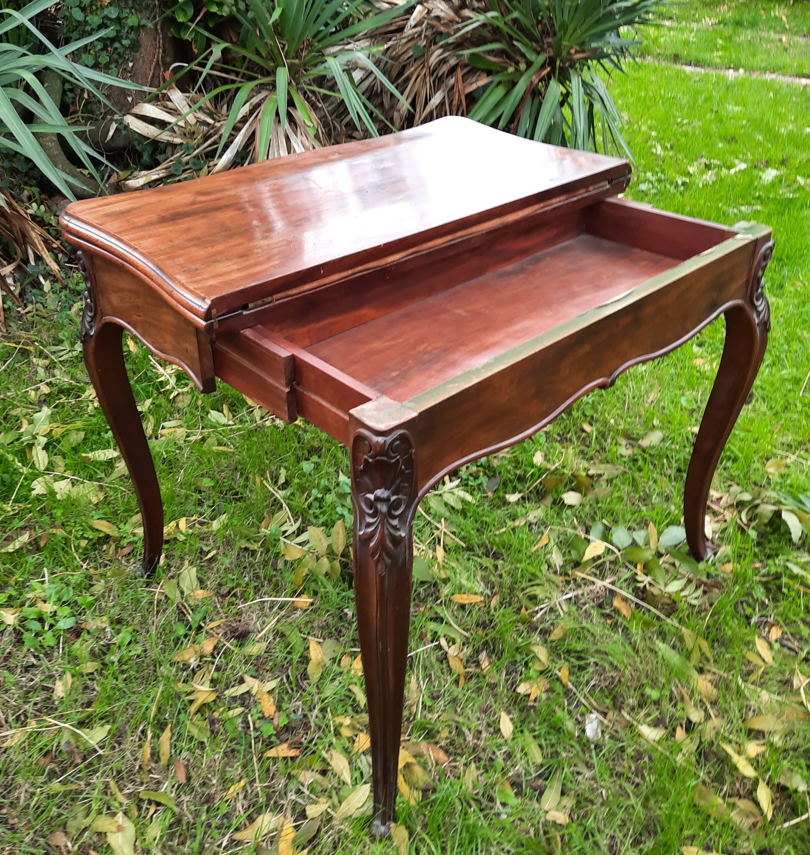 Table à jeu style Louis XV en acajou