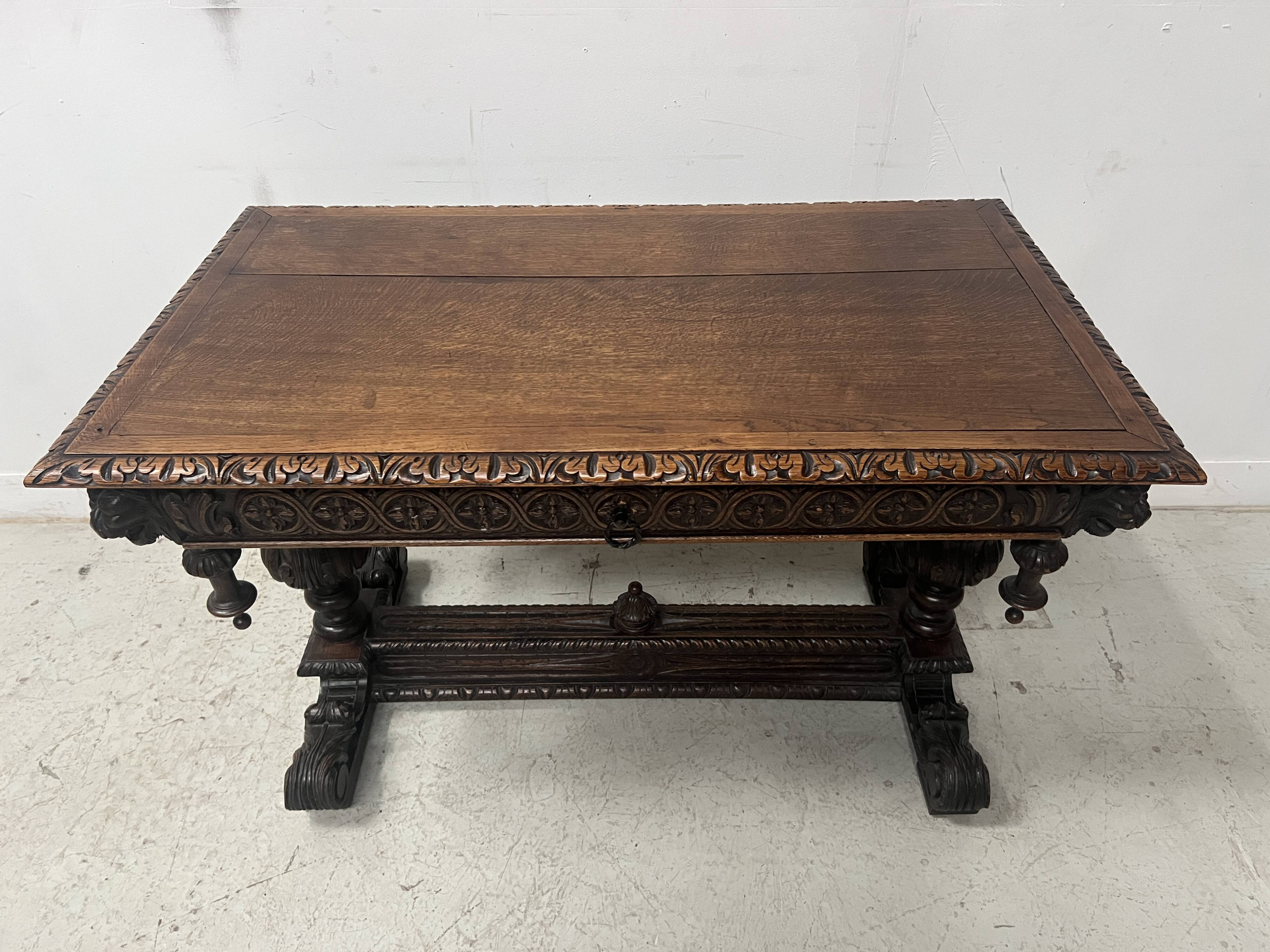 Bureau renaissance en chene sculpté XIX siècle