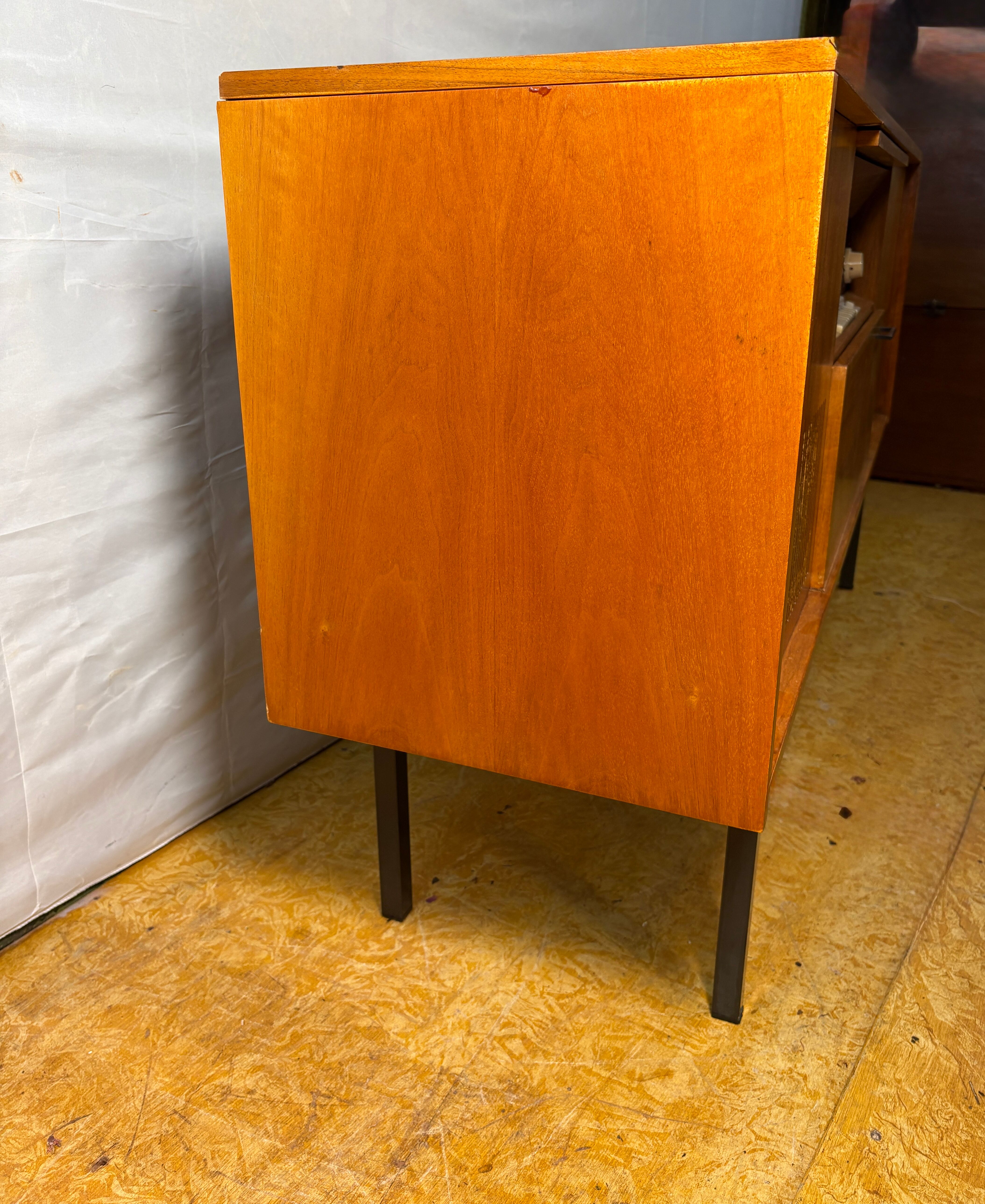 Buffet radiogramme en teck figuré vintage rétro des années 50 – Loewe Rad