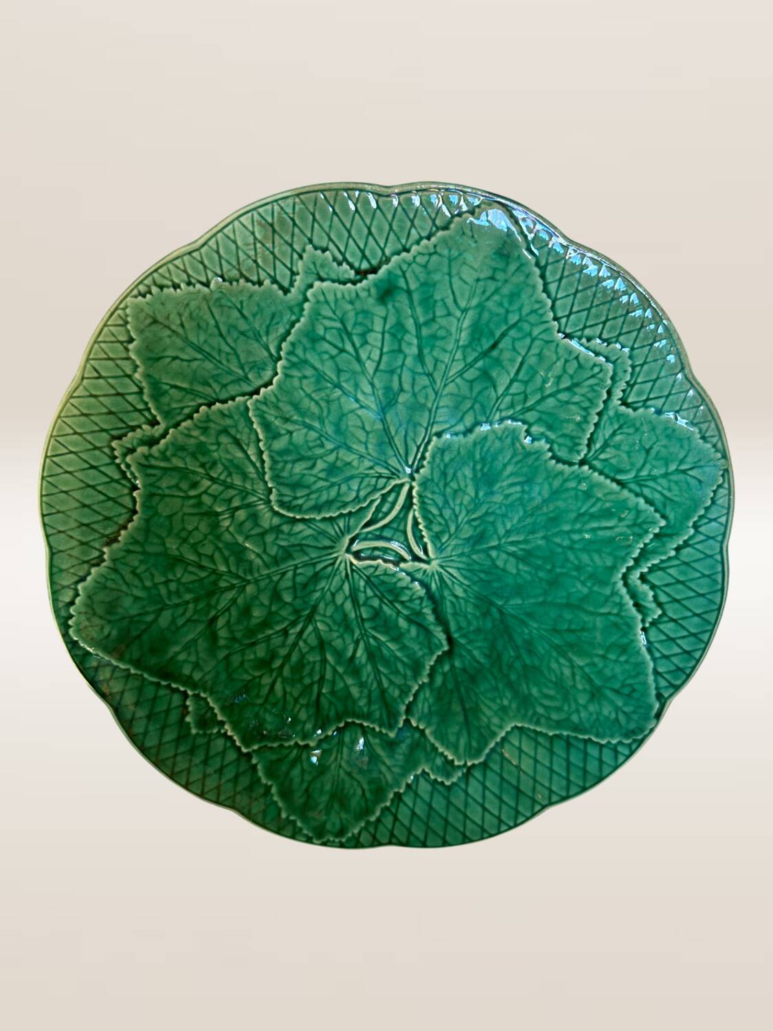 Set of 6 green earthenware dessert plates, vine leaf pattern.