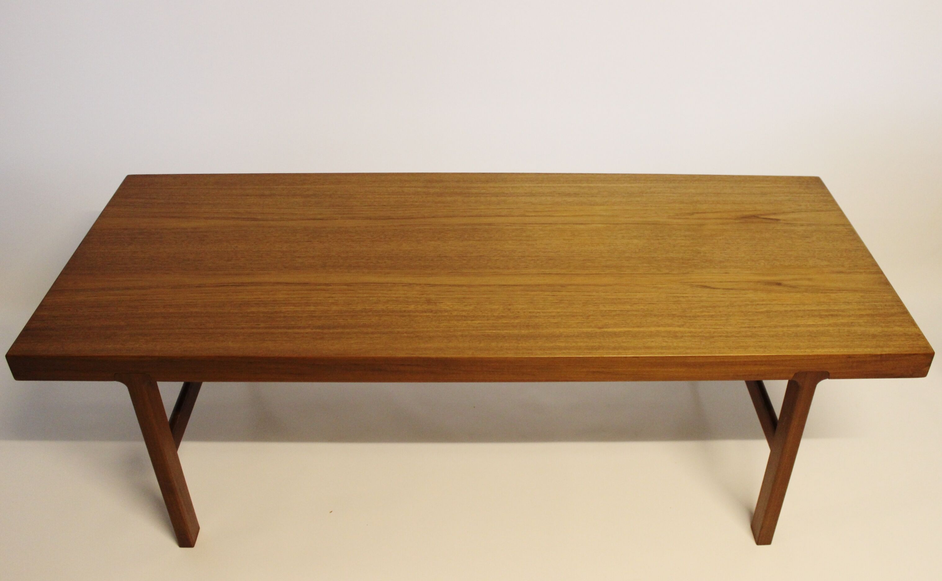 Table basse en teck avec feuille d'extension noire, design danois, années 1960.