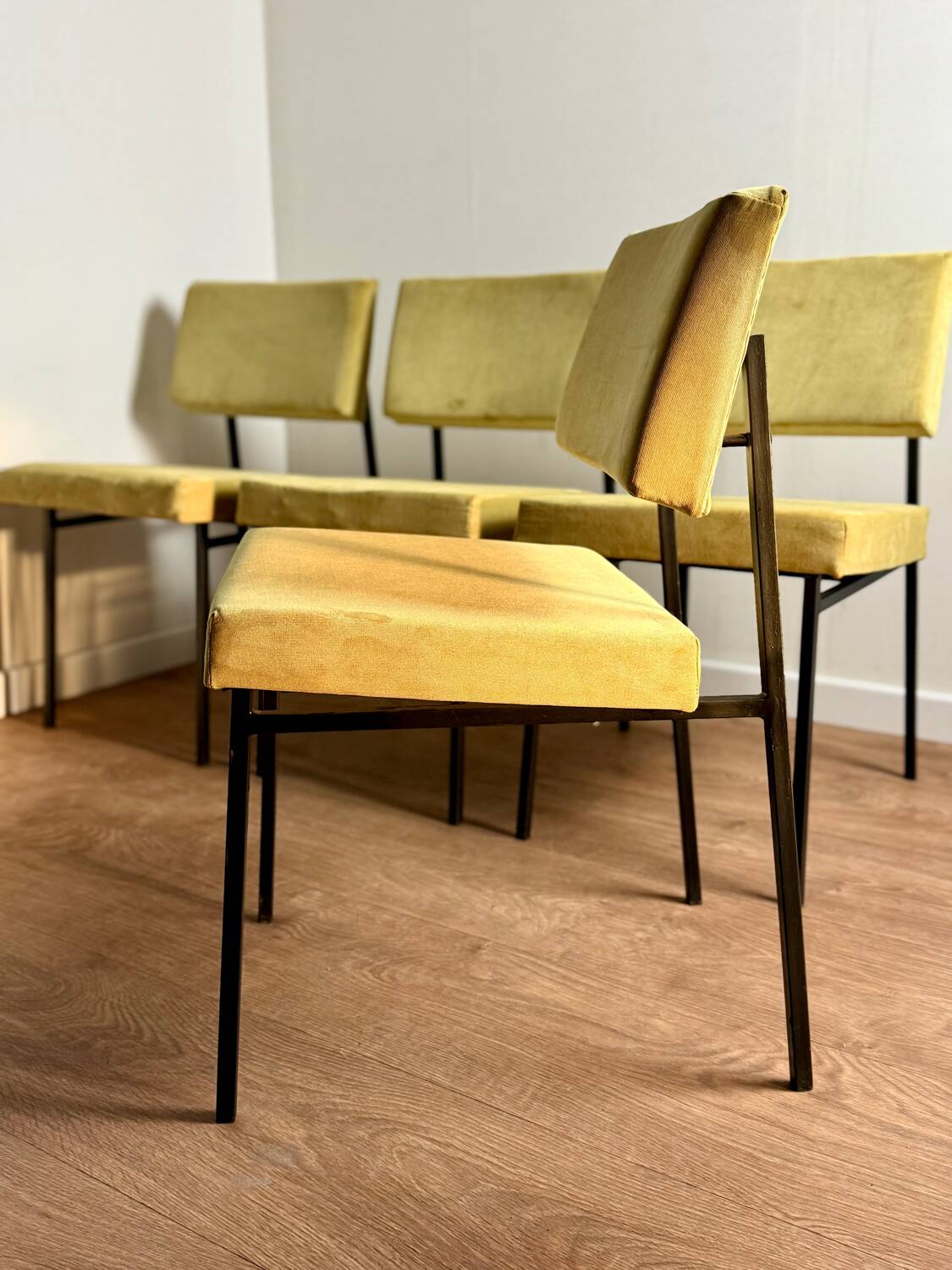 4 chairs awarded to Gérard Guermonprez