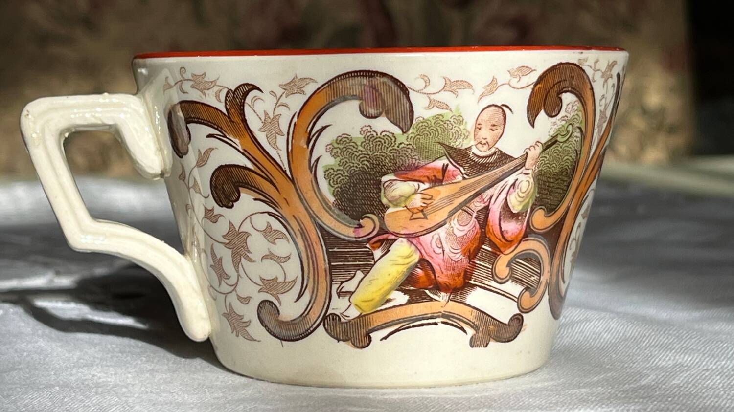 Set of 4 vintage Sarreguemines tea cups and 5 saucers