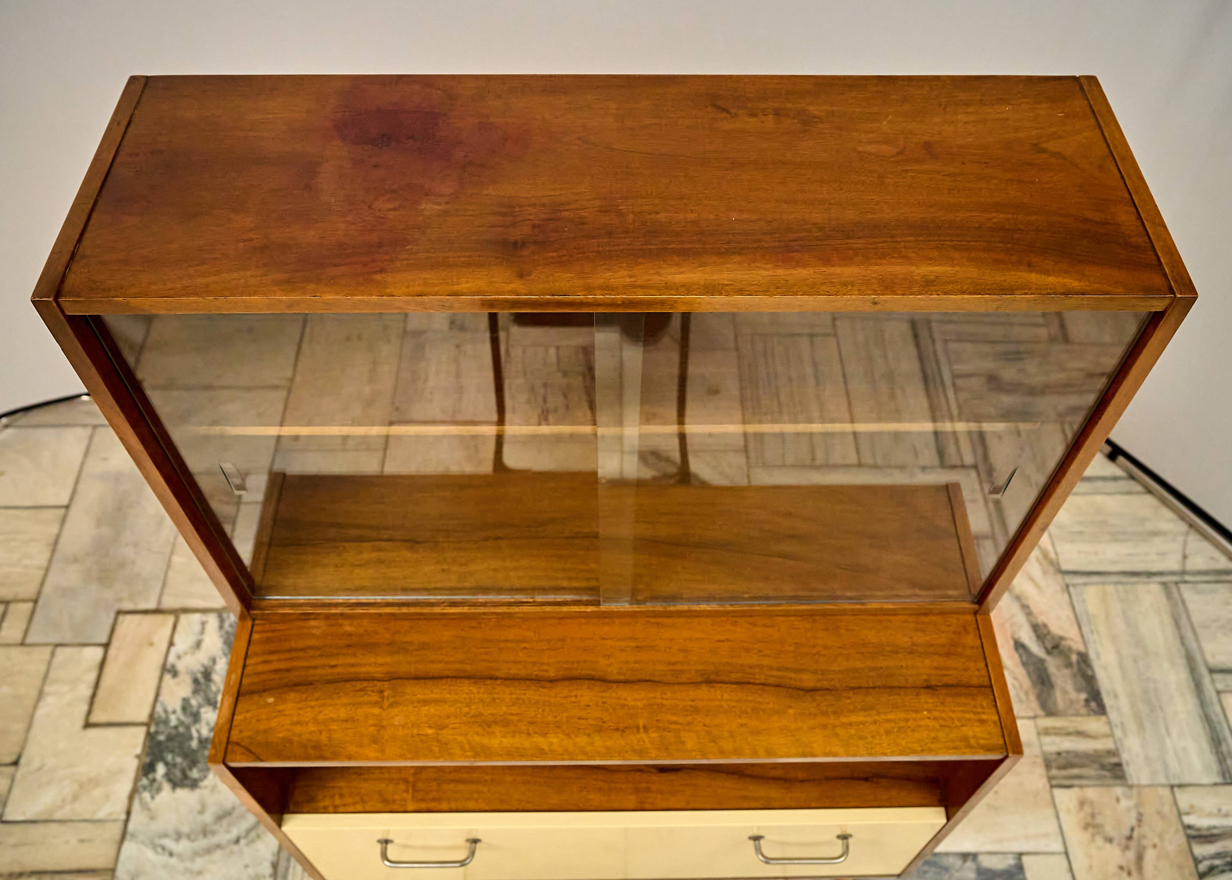 Vitrine du milieu du siècle des années 1960, Tchécoslovaquie