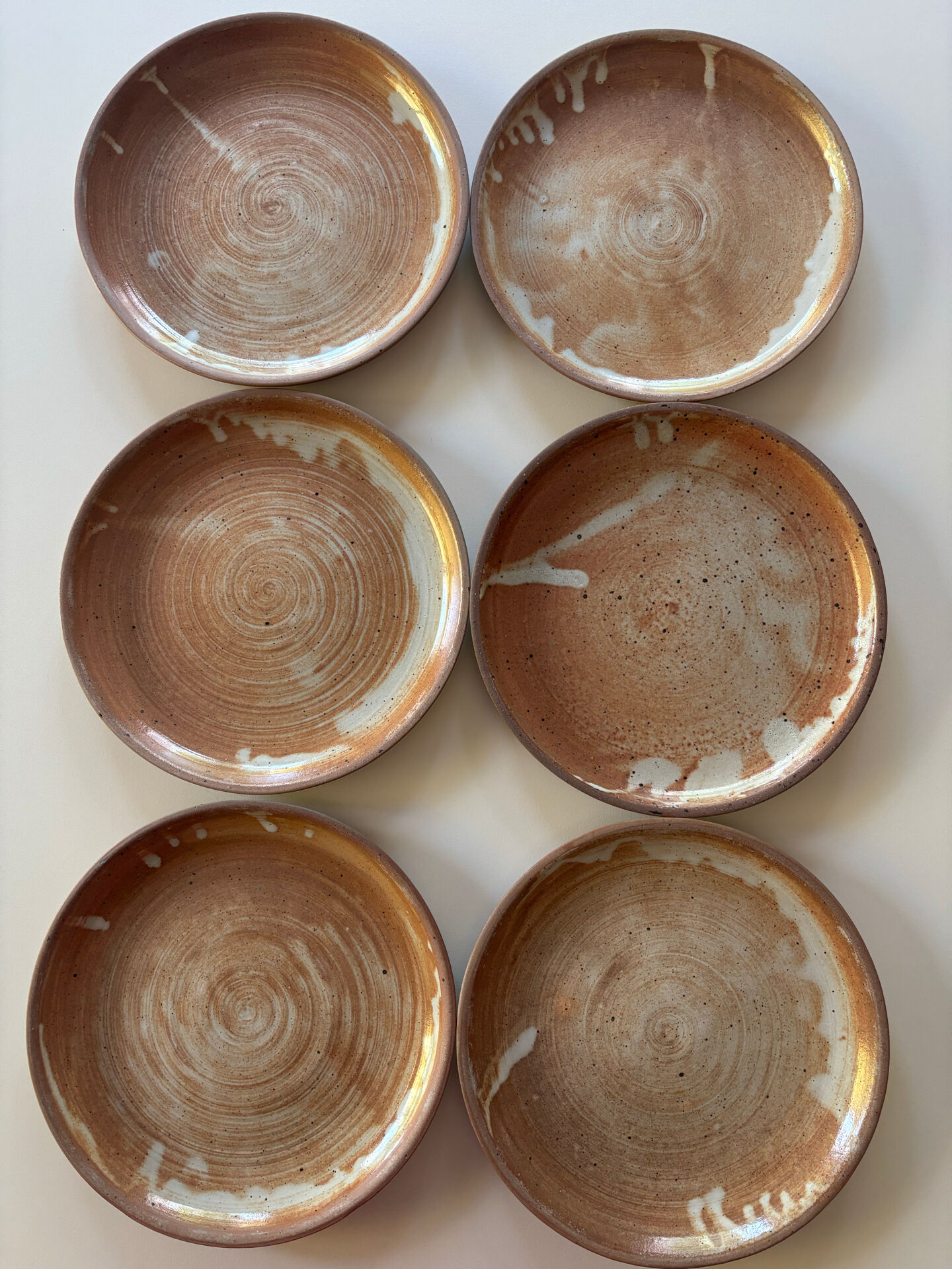 Flat stoneware plates