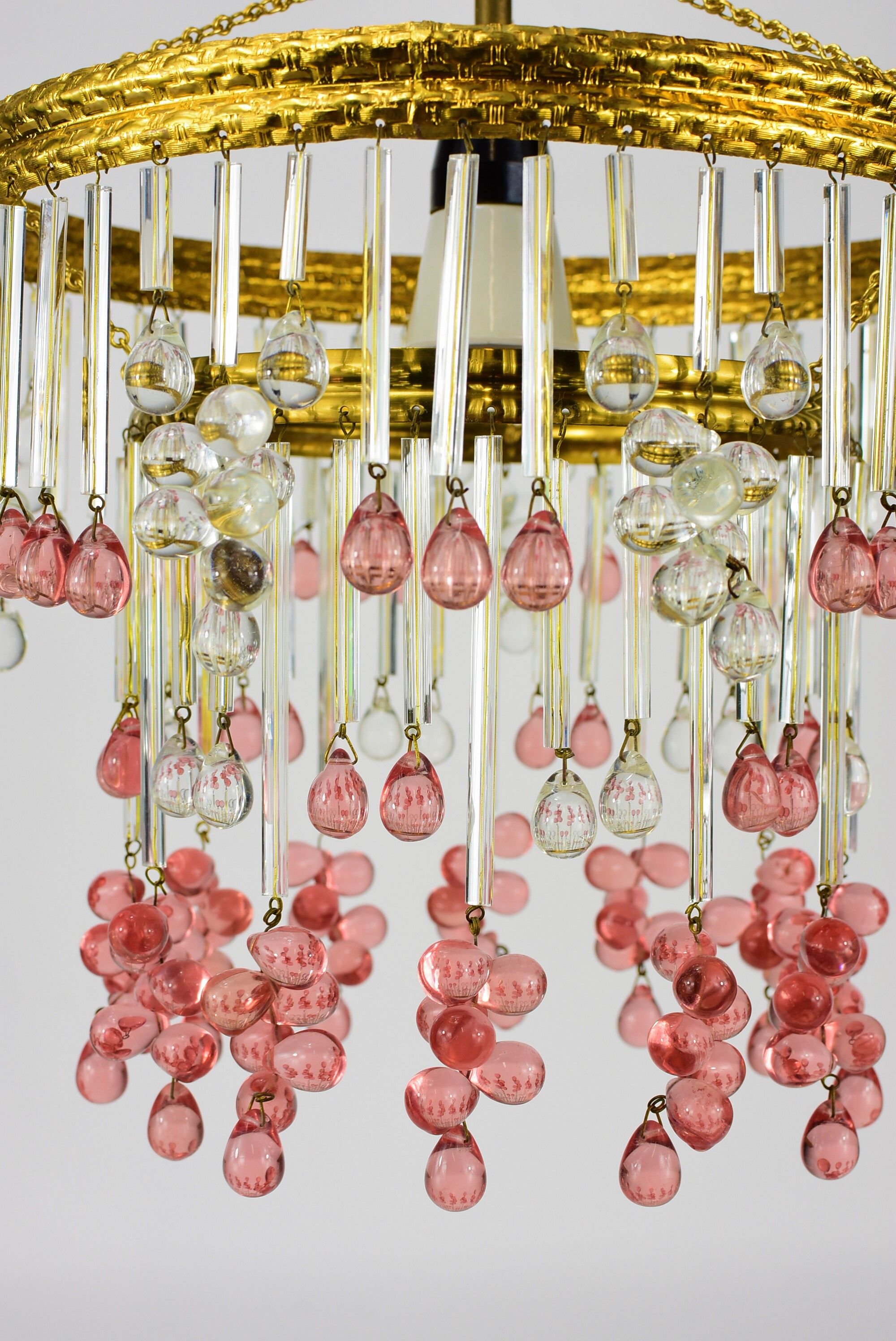 Chandelier pampilles, white and pink drops in clusters.