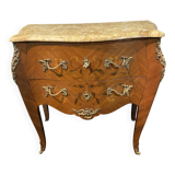 Petite commode toutes faces galbées à décor marqueté et bronze style Louis
