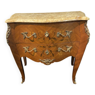 Petite commode toutes faces galbées à décor marqueté et bronze style Louis