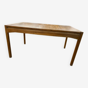 Scandinavian table with beveled extensions
