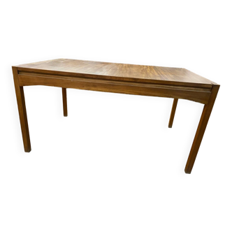 Scandinavian table with beveled extensions