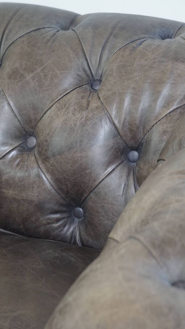 Fauteuil club Chesterfield en cuir de vachette gris de style anglais sur roulettes