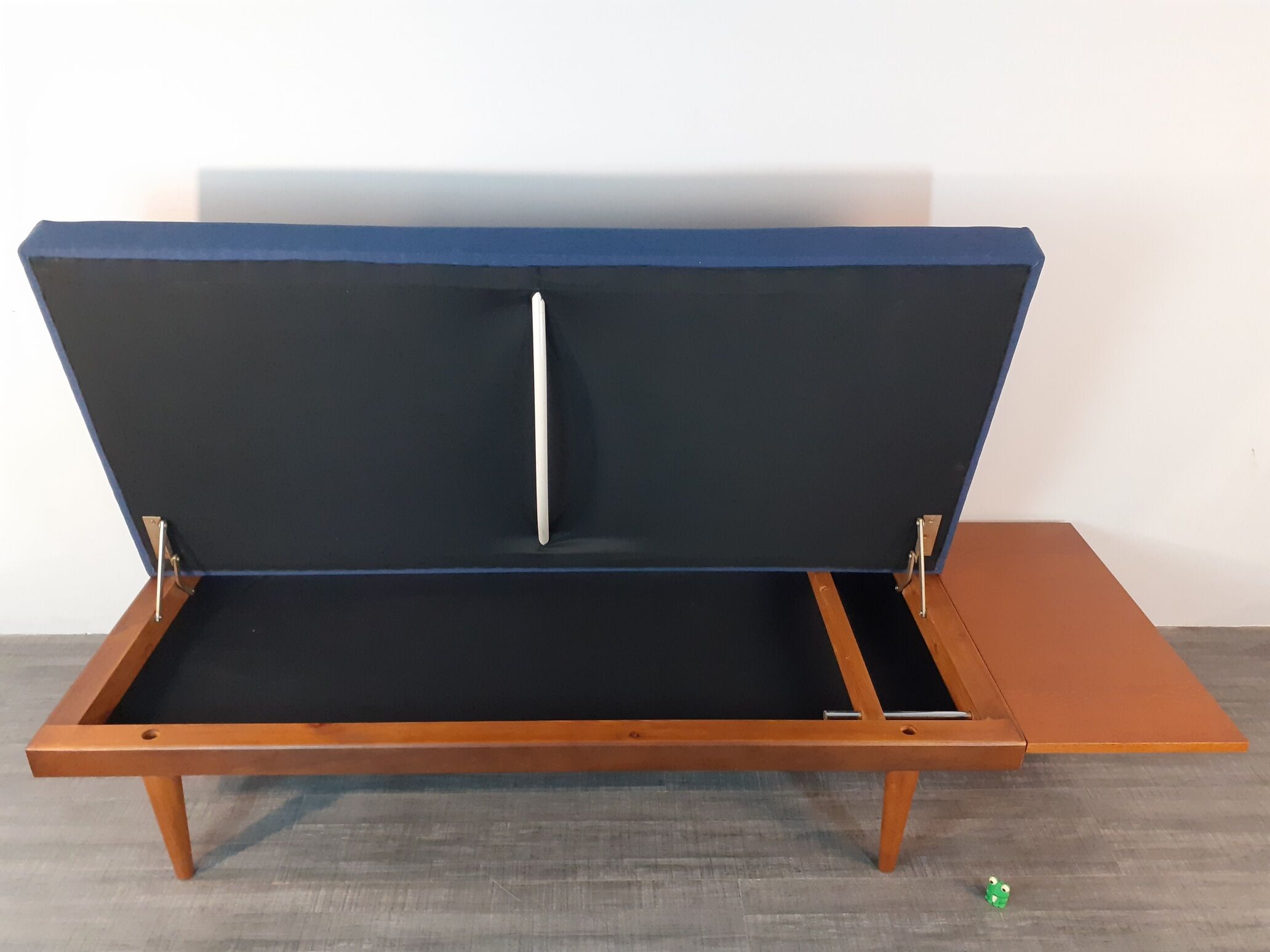 Norwegian daybed sofa by Ingmar Relling with tablet