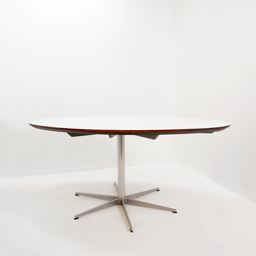 Star-shaped dining table with 6 branches by Arne Jacobsen for Fritz Hansen, 1970s.