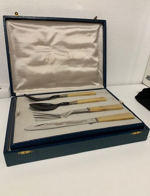 Housewife of 26 stainless steel and bakelite table cutlery