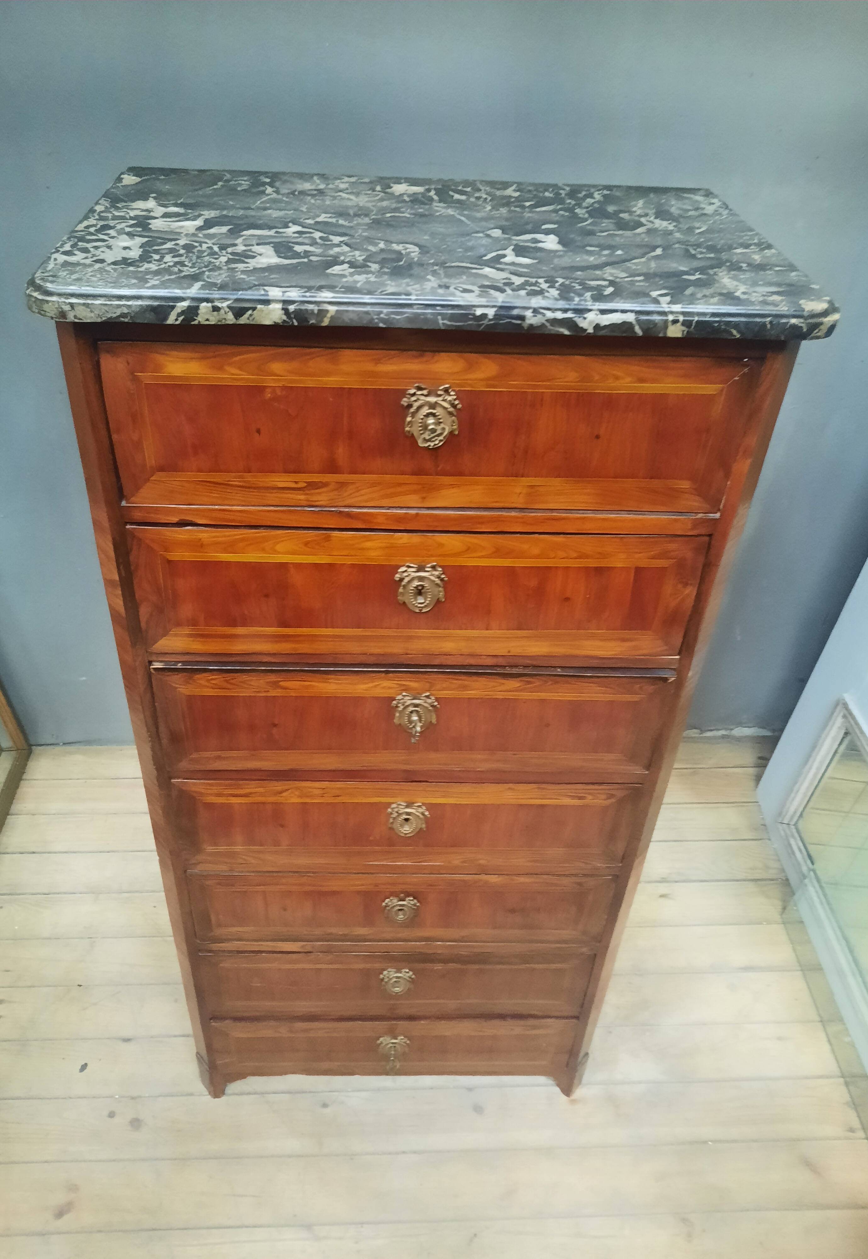 Eighteenth-century wooden veneer chest of drawers