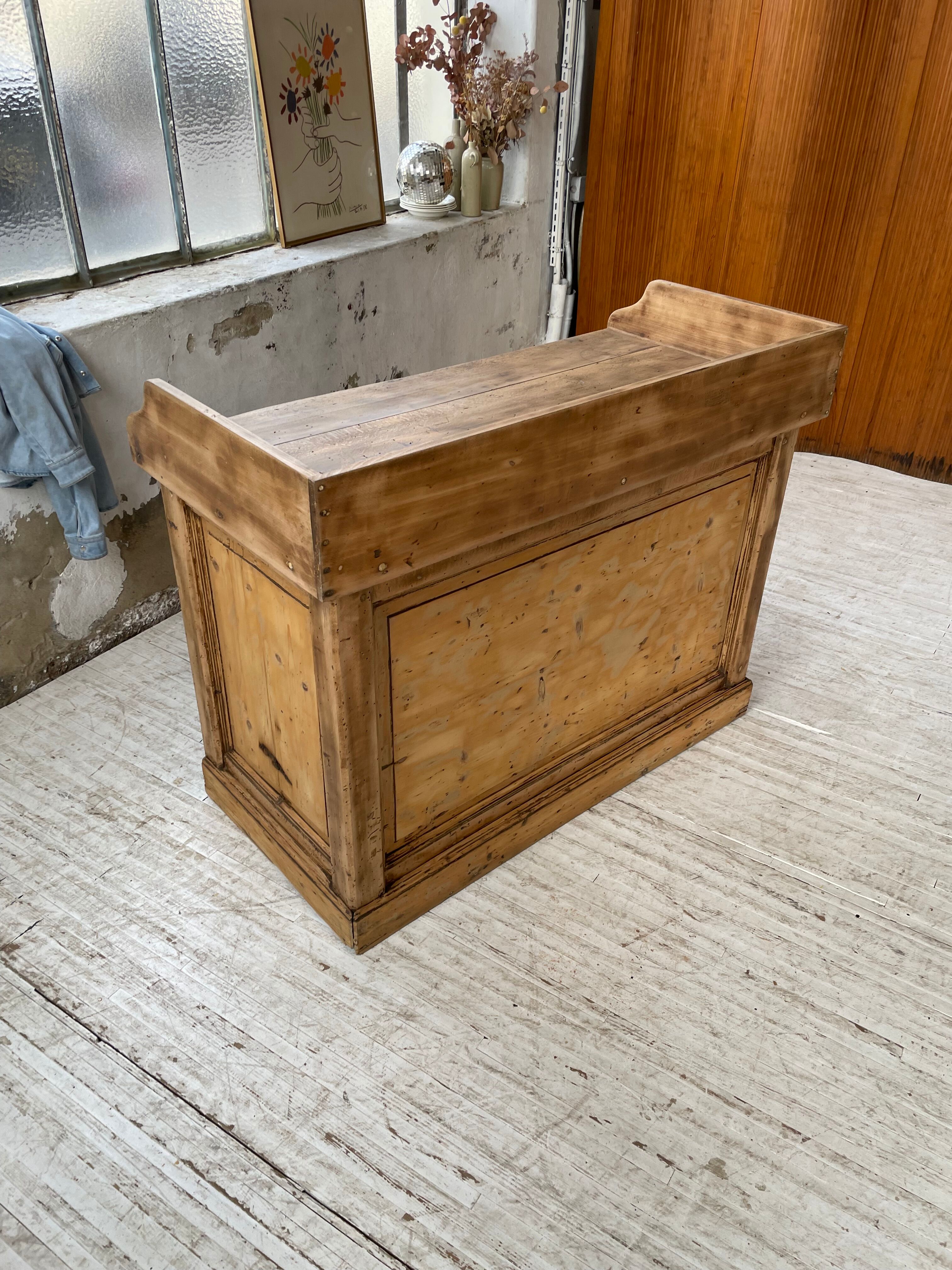 Trading counter central island pine
