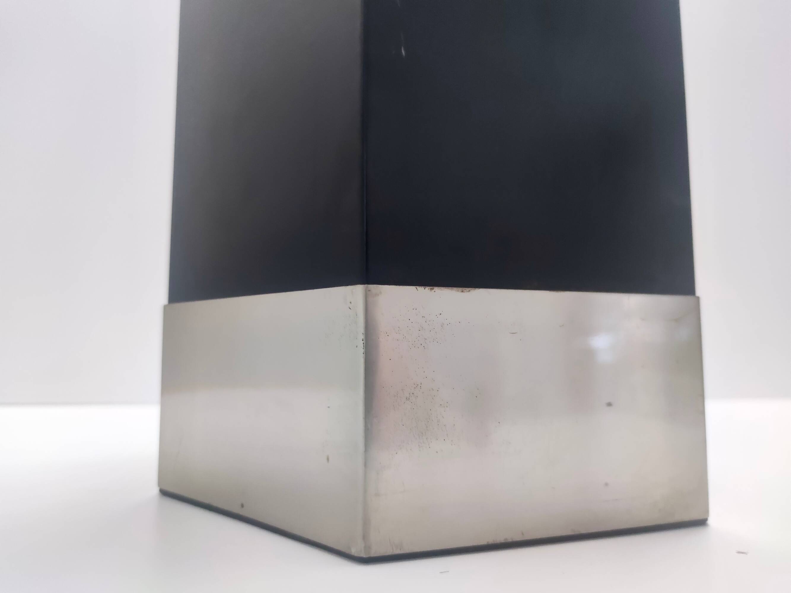 Porte-parapluie hexagonal en métal émaillé noir et acier satiné par Velca