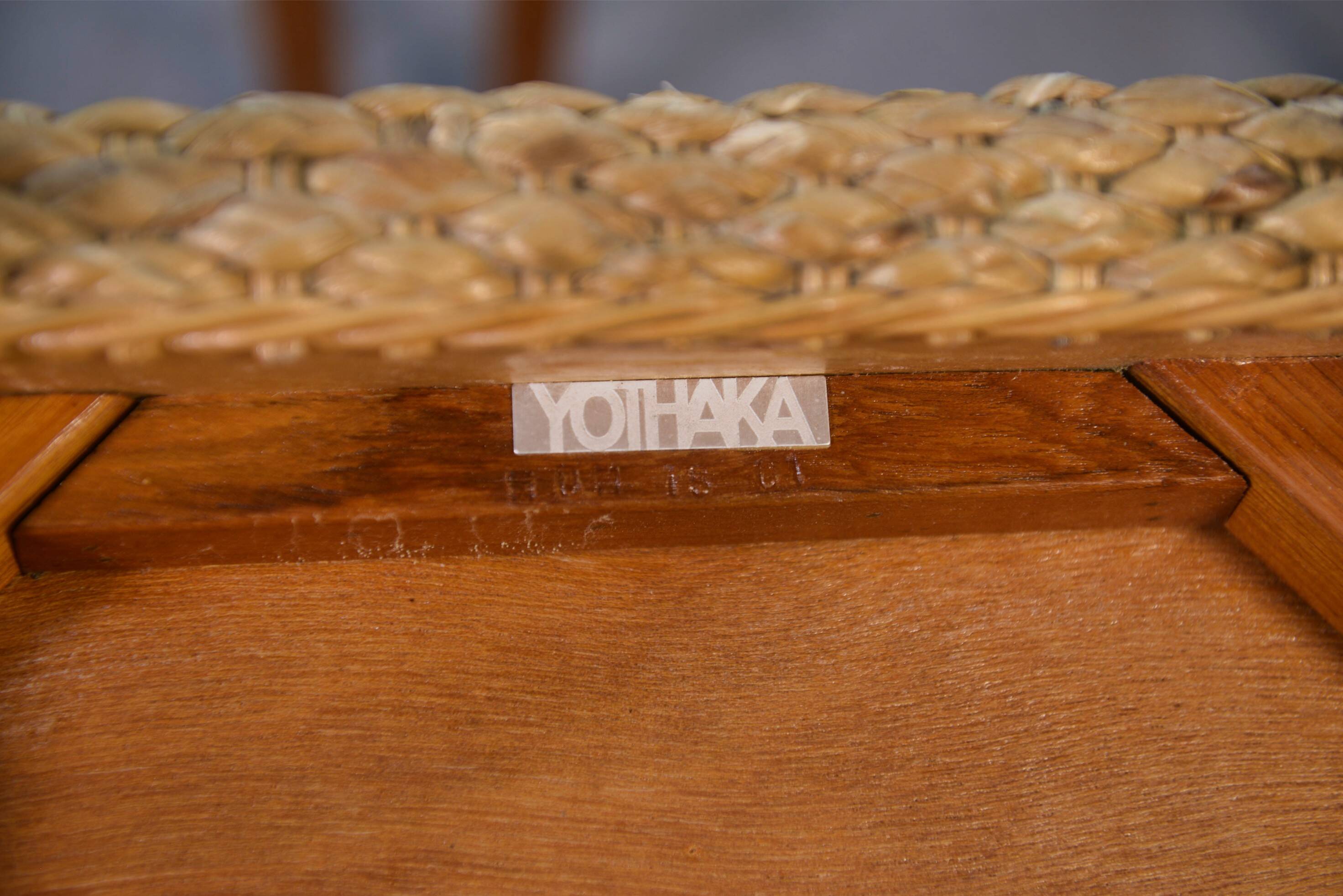 4 chaises éditées par Yothaka