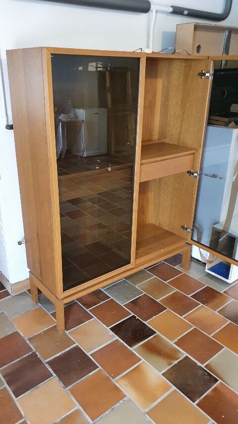 Meuble vitrine vaisselier en bois avec portes vitrées fumées
