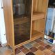 Meuble vitrine vaisselier en bois avec portes vitrées fumées