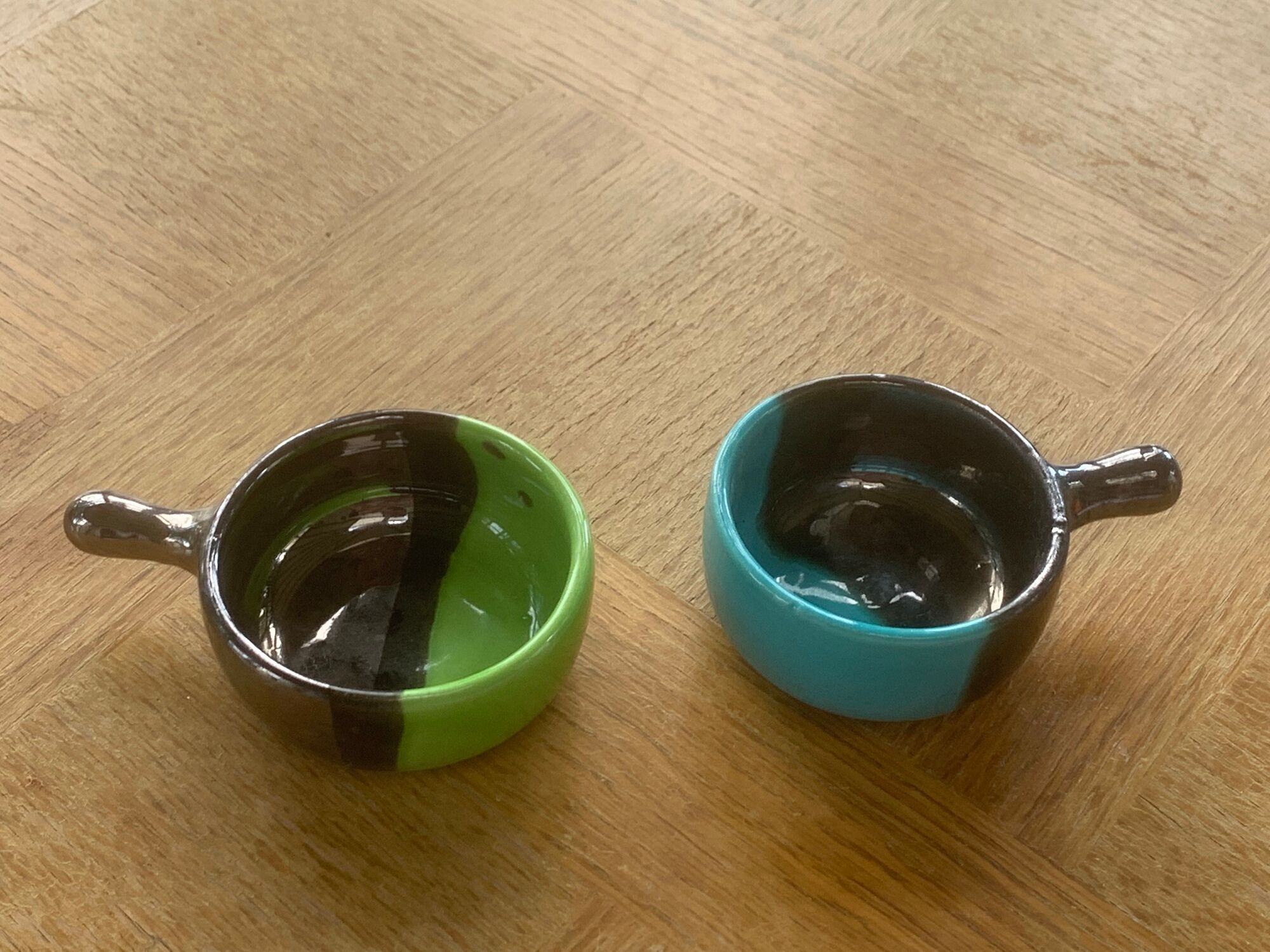 Set of two coquetiers and two caquelons in vintage 1950 two-tone ceramic